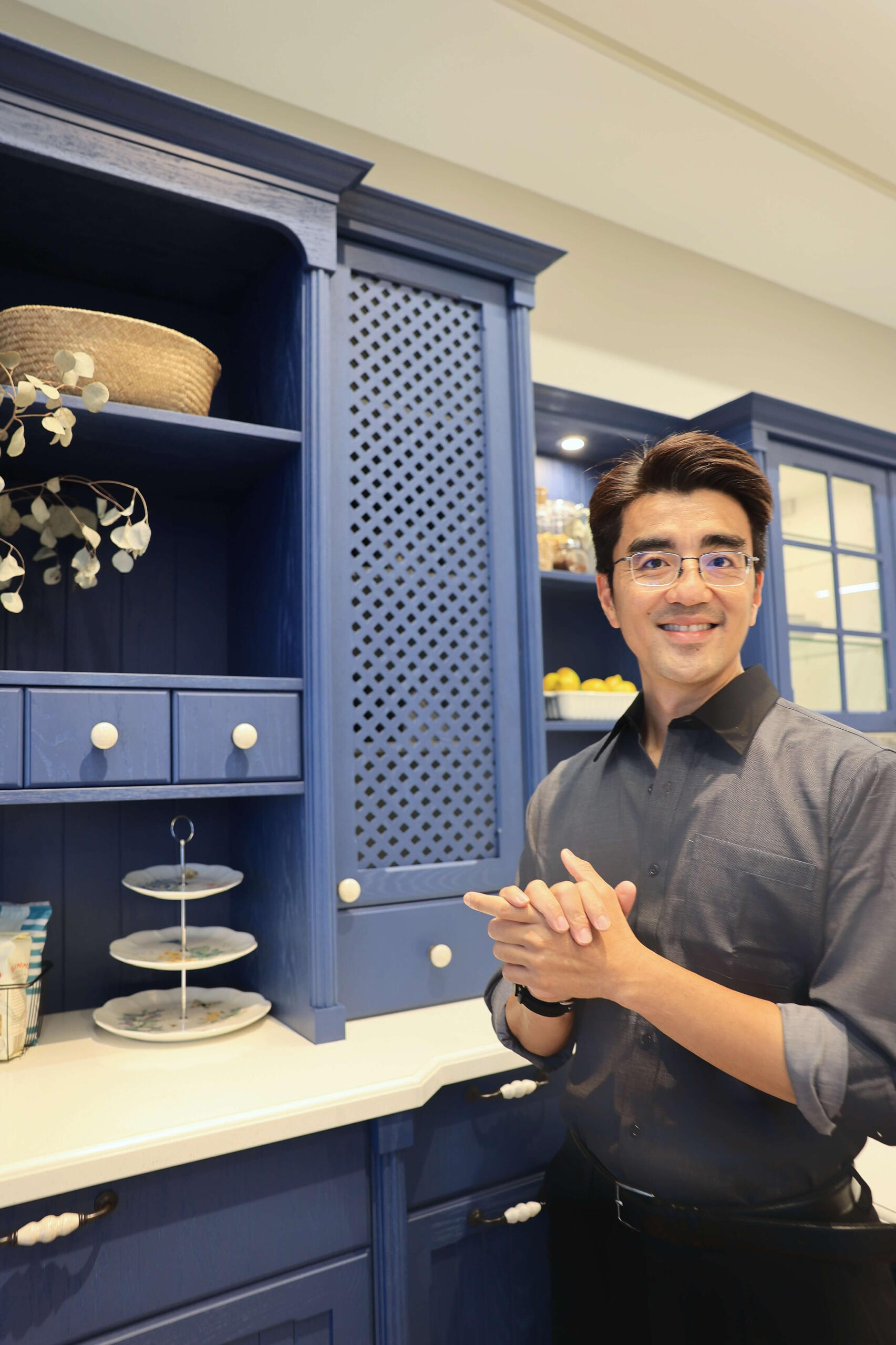 廚房,不應只是料理的場所,更是凝聚家庭情感、分享每日歡笑的中心。 我們是「毛經理團隊」,一個由設計師組成的專業團隊,專注於為台南地區追求品味的家庭,打造兼具美學與功能性的頂級廚房。我們深信,卓越的設計來自於傾聽,從您的生活習慣到對未來的夢想,都是我們設計圖上最重要的筆觸。 我們堅持選用頂級的材料與精湛的工藝,因為我們經手的每一套廚具,都承載著一個家庭的幸福。邀請您,與我們分享您對家的想像。